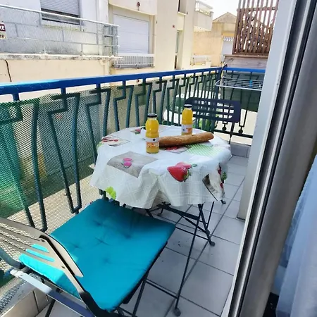 F2 Au Centre Du Grau Du Roi A 100m De La